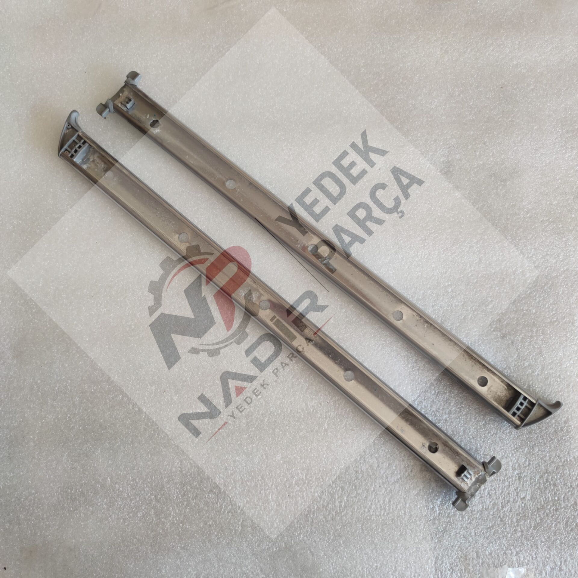 Bosch SMS30E02TR bulaşık makinesi sepet rayı mekanizması