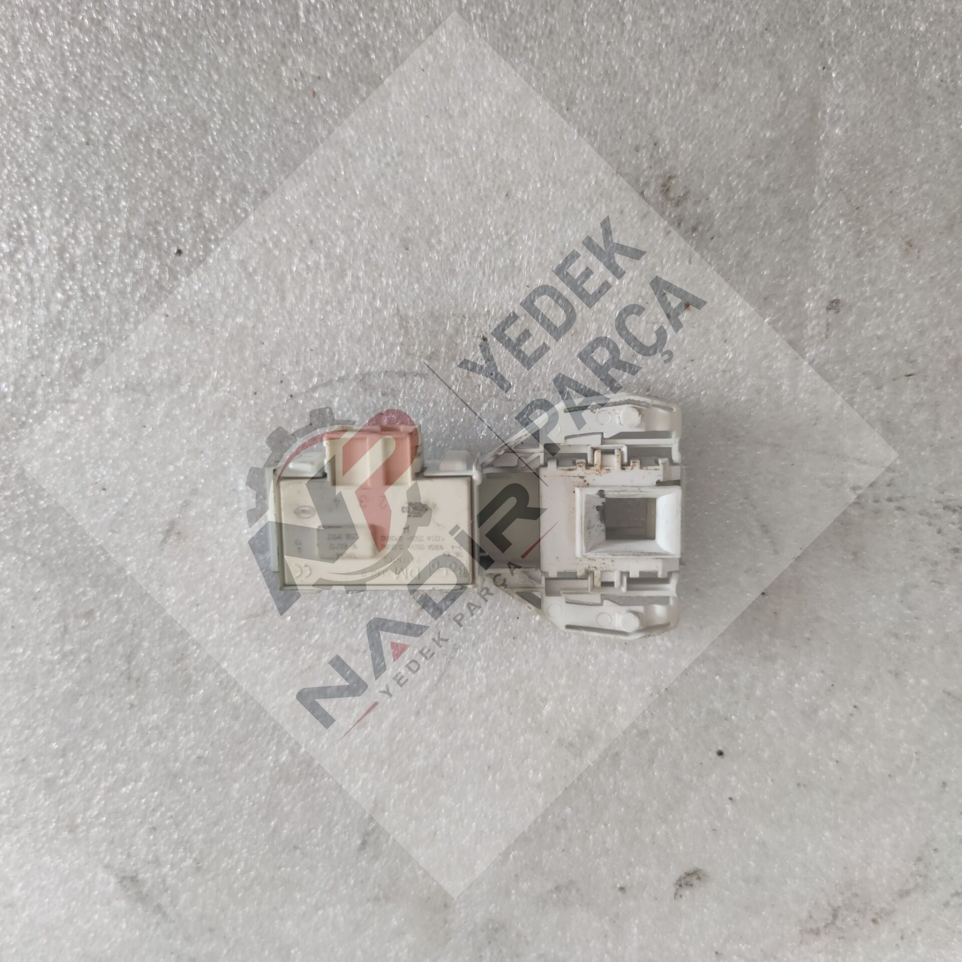 İndesit IWC71052  çamaşır makinesi kapı kilidi