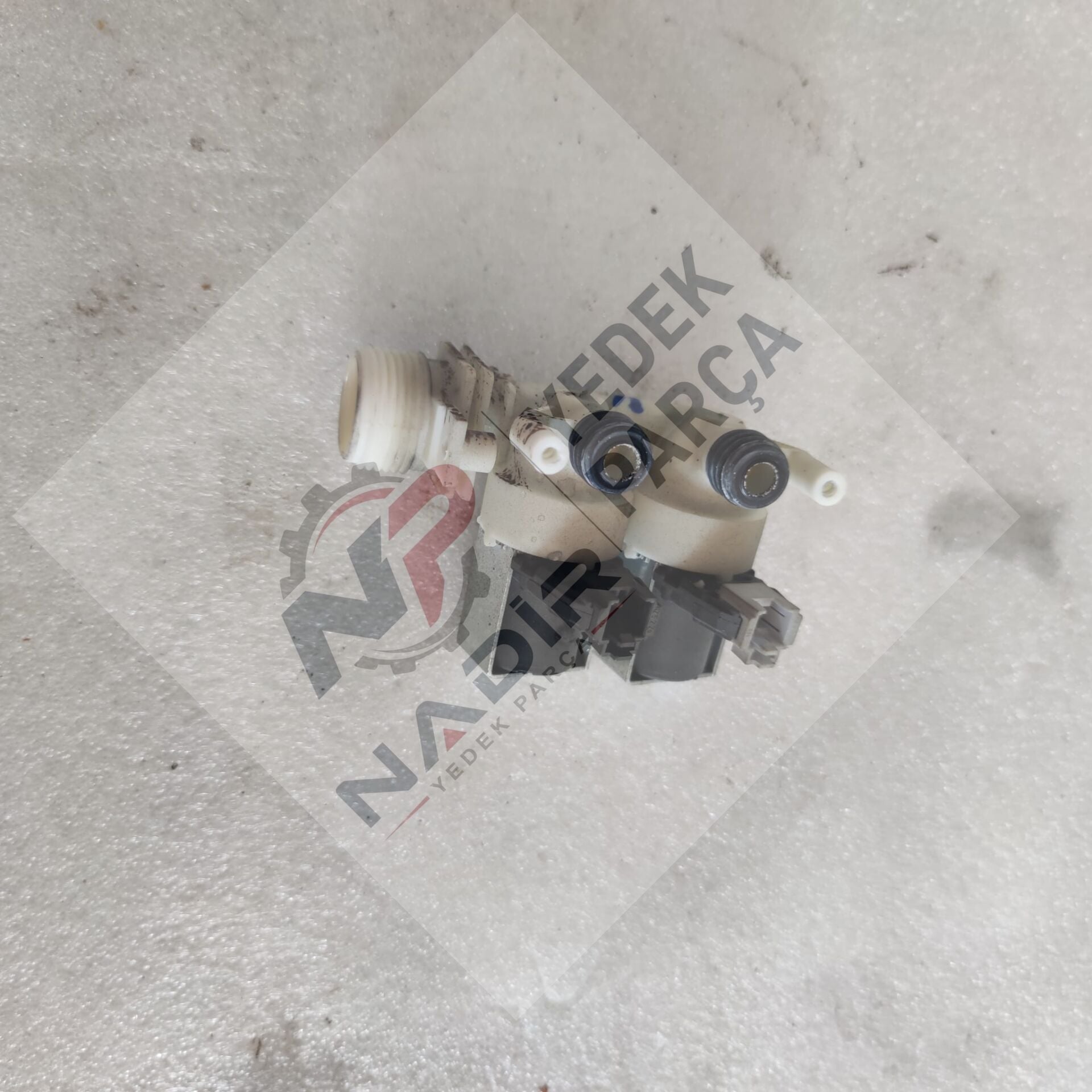 İndesit IWC71052  çamaşır makinesi ikili grup su giriş valfidir (ventil)