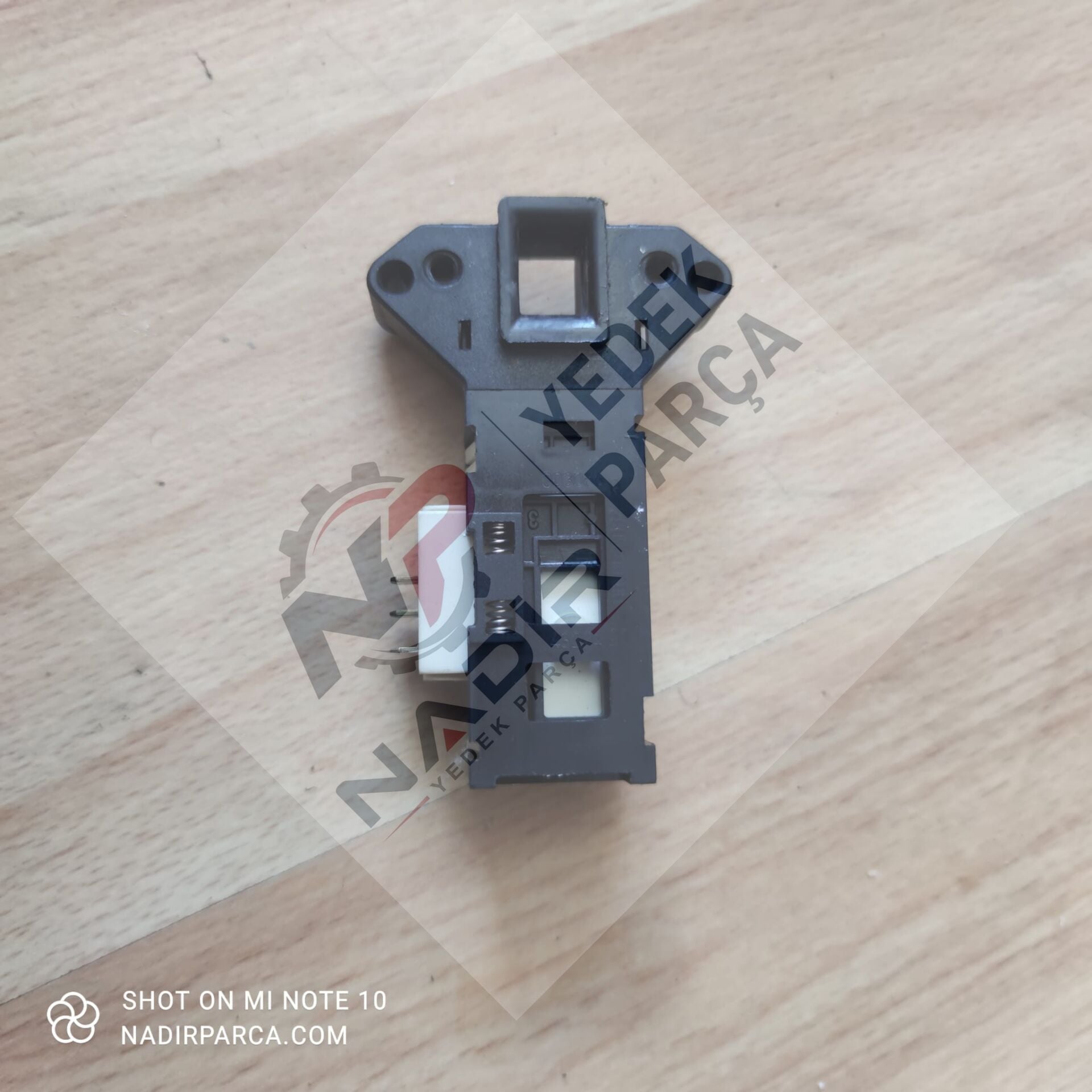 Beko D1 5081 B Çamaşır Makinesi kapı kilidi
